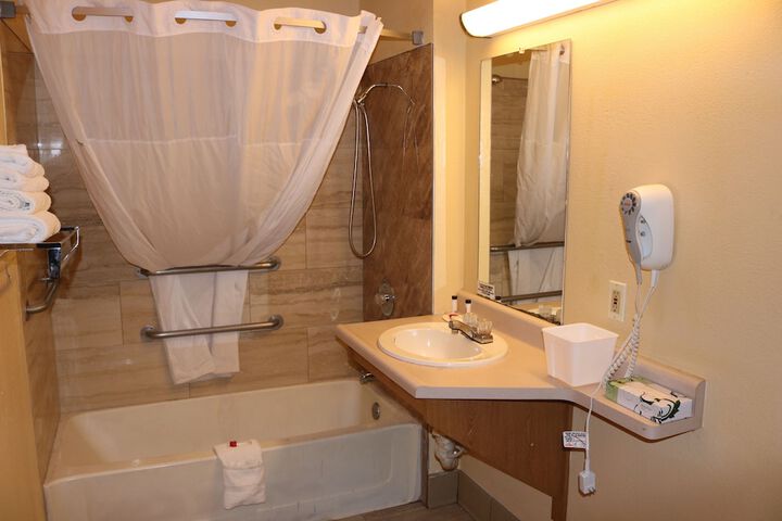 Days Inn By Wyndham Fresno South - thumb 3