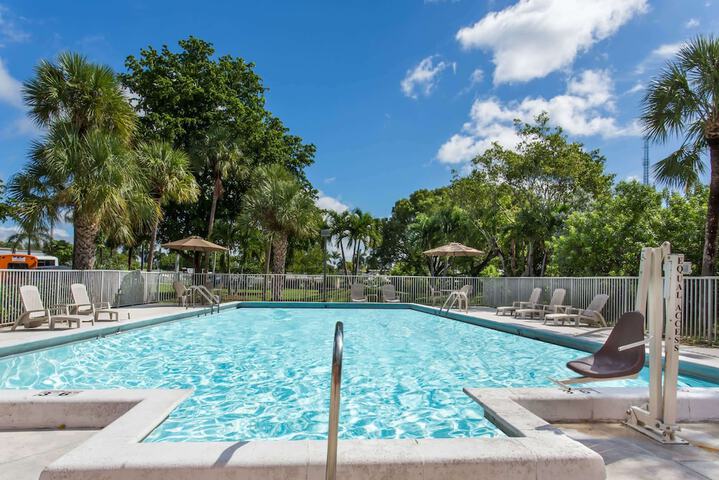 Days Inn By Wyndham Fort Lauderdale Airport Cruise Port - thumb 1