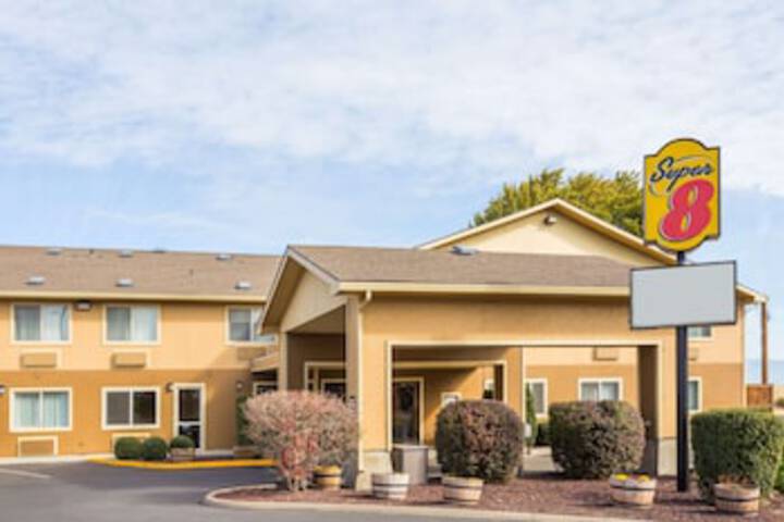 Super 8 By Wyndham LaGrande - thumb 0