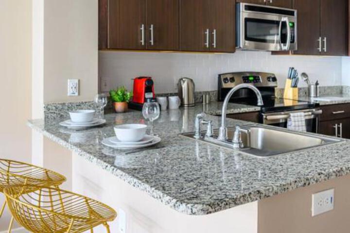 1BR Downtown Apartment With Gym & Parking - thumb 6