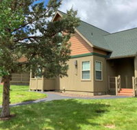 The Lodge Style Chalet W / Hot Tub on Golf Course - Accommodation Dallas