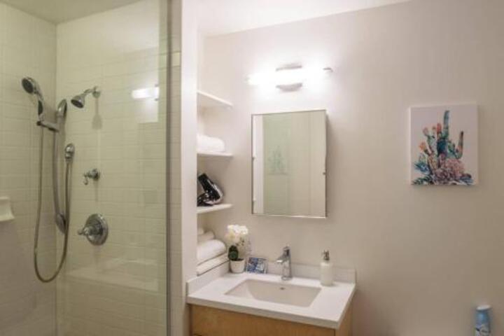 Colorful Cultural District 2BR Apt W / Parking - thumb 1