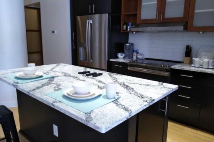 Colorful Cultural District 2BR Apt W / Parking - thumb 3