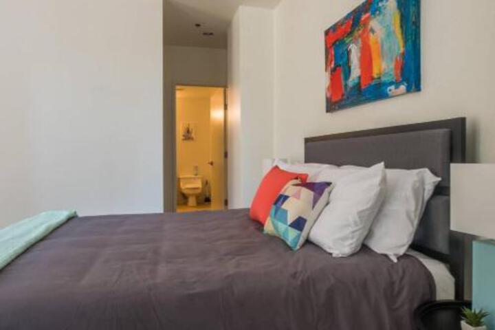 Colorful Cultural District 2BR Apt W / Parking - thumb 5