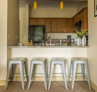 Luxe  Modern 2BR Apt in North Oakland w / Parking - Accommodation Dallas