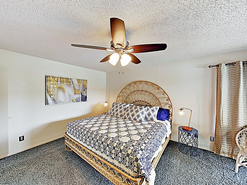 New Listing! Mid Century Modern Lake House W / Pool 2 Bedroom Home - thumb 5