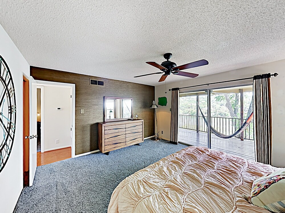 New Listing! Mid Century Modern Lake House W / Pool 2 Bedroom Home - thumb 6