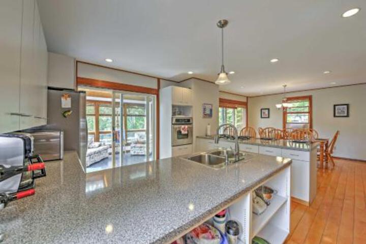 Alluring 3BR Hyannis House Close To Beach! - thumb 5