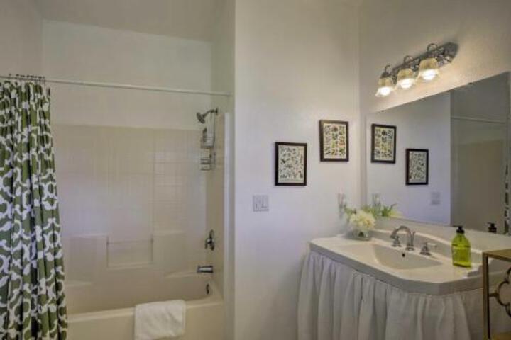 Paso Robles Cottage W / Patio Overlooking Vineyards! - thumb 3