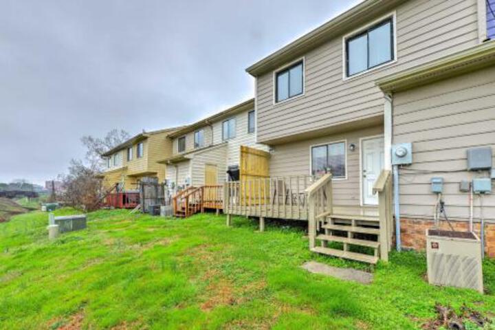 Durham Townhome W / Deck 15 Min To Downtown DPAC! - thumb 0