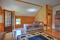 Studio Apt w / Shared Beach Steps to Suttons Bay