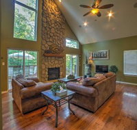 Lakefront Blue Eye Cottage with Hot Tub  Fire Pit - Accommodation Dallas