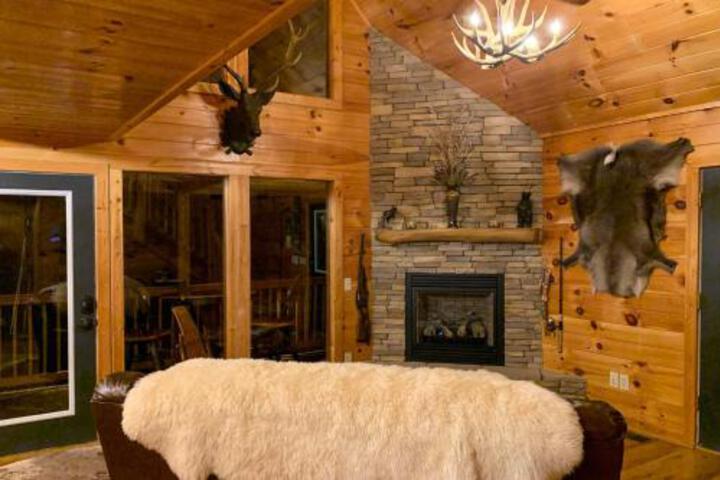 Bear Mountain Chalet W / Private Deck & Hot Tub! - thumb 0