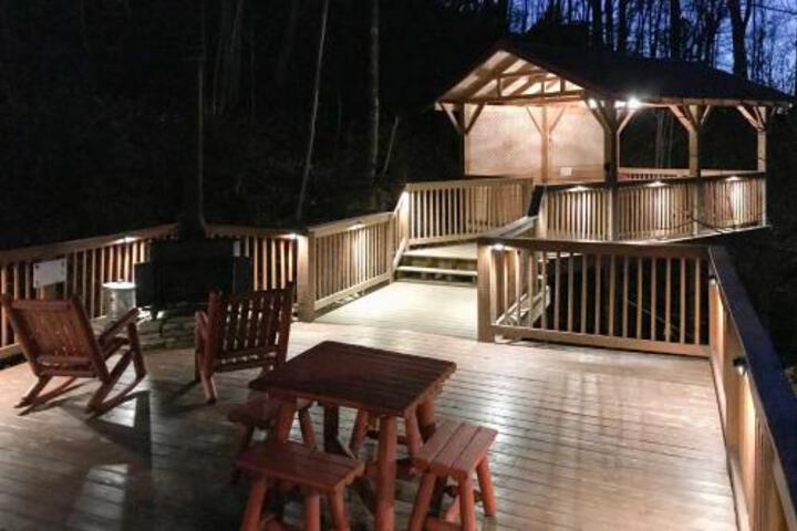 Bear Mountain Chalet W / Private Deck & Hot Tub! - thumb 4