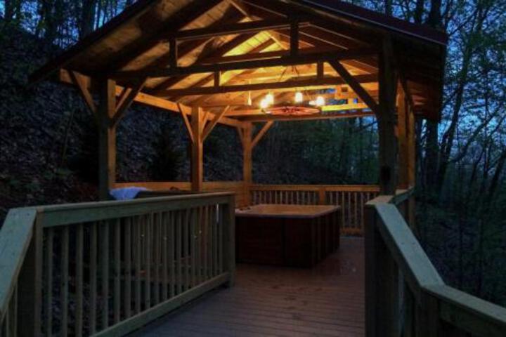 Bear Mountain Chalet W / Private Deck & Hot Tub! - thumb 1