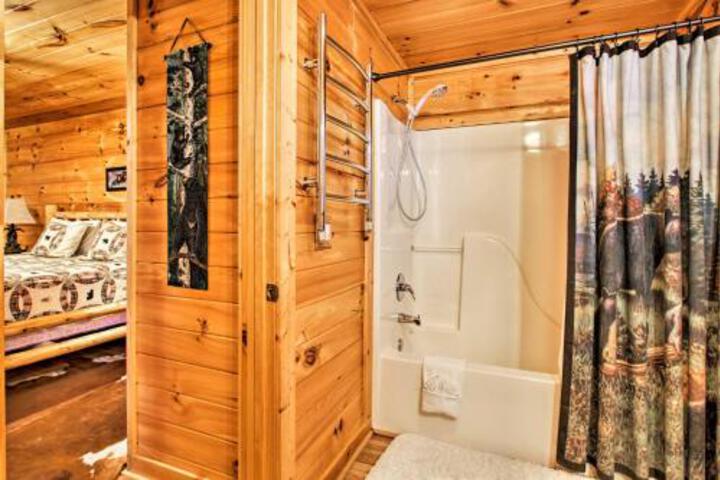 Bear Mountain Chalet W / Private Deck & Hot Tub! - thumb 2