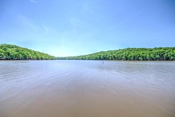 Lakefront Osage Beach Condo W / Porch & Pool Access! - thumb 6