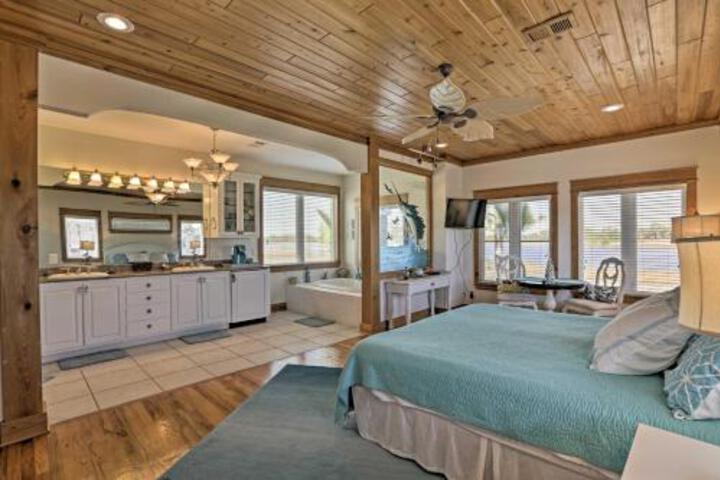 Riverfront Carrabelle Home W / Patio & Private Dock - thumb 2