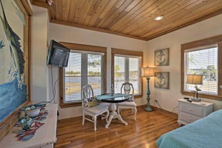 Riverfront Carrabelle Home W / Patio & Private Dock - thumb 4