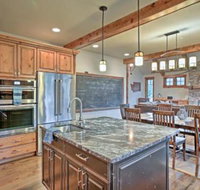 Cle Elum Home on Golf Course w / Fire Pit & Hot Tub - Accommodation Dallas
