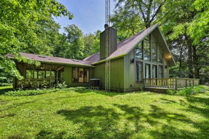 Woodsy Home W / Pool 1.5 Mi To Lake Michigan! - thumb 2