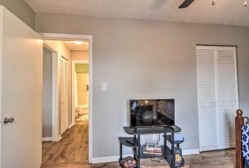 NEW Updated Condo Walk To Downtown Hendersonville - thumb 1