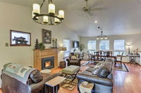 Crescent City Home w / Deck 15 mins to Beach