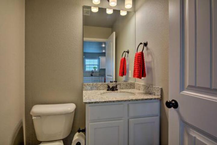 Newly Built Townhome 3 Mi. To UARK Campus! - thumb 1