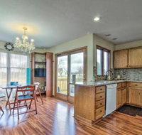 Home w / Bar Mins to Olcott Lake & Wineries! - Accommodation Dallas