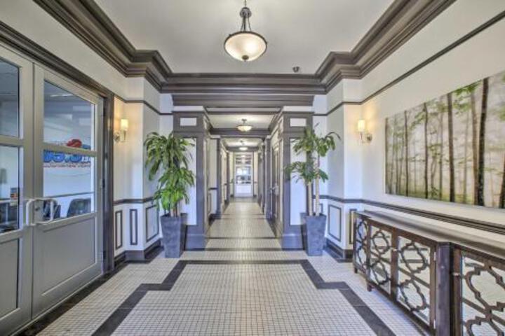 Luxury Studio On Dickson St. Walk To UArk! - thumb 5