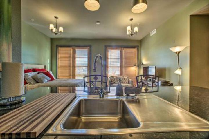 Luxury Studio On Dickson St. Walk To UArk! - thumb 3