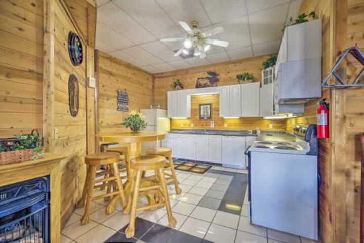 Spacious Cabin On Dale Hollow Lake W / Hot Tub! - thumb 6