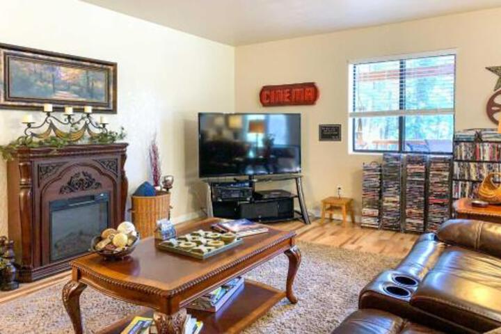 Mystic Forest Lodge With Superb Vistas & Media Room! - thumb 7