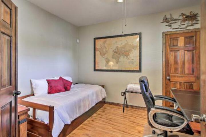 Spacious Phoenix Area Home W / Backyard Oasis! - thumb 4