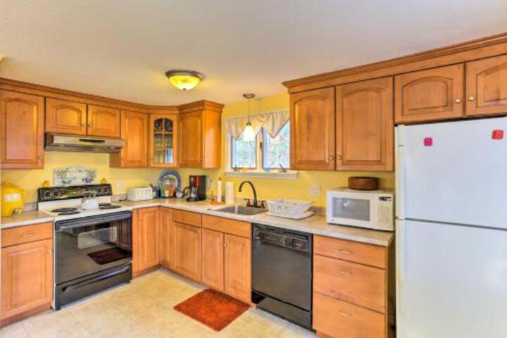 Spacious East Falmouth House Walk To Great Pond! - thumb 2