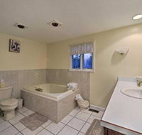 Bourne Home w / Hot Tub & Deck 10 Mins to Beaches! - Accommodation Dallas