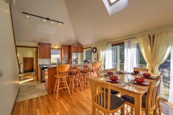 Charming East Falmouth House 4 Miles To Beach! - thumb 5