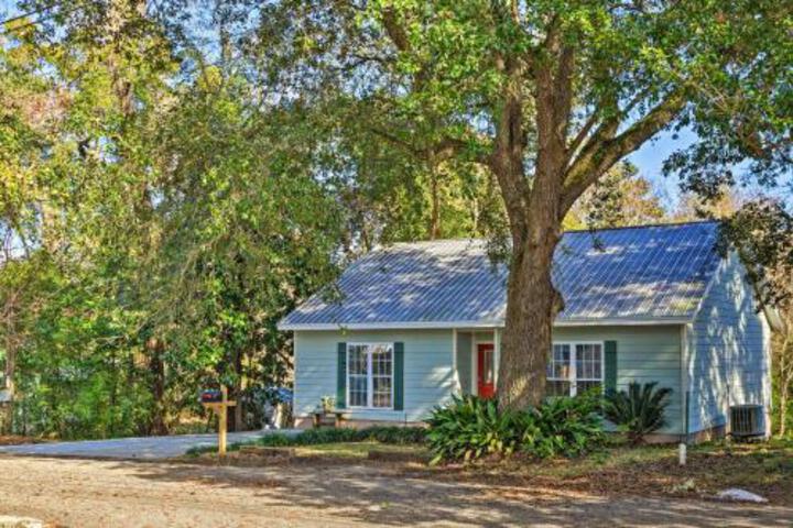 Charming Coastal Cottage Walk To Beach & Downtown! - thumb 3