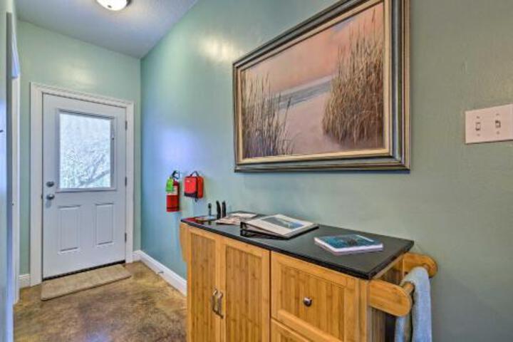 Charming Coastal Cottage Walk To Beach & Downtown! - thumb 5