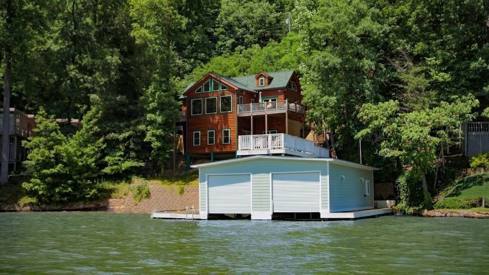 Large Lakefront Cabin W/kayaks And Boathouse 5 Bedroom Home - thumb 0