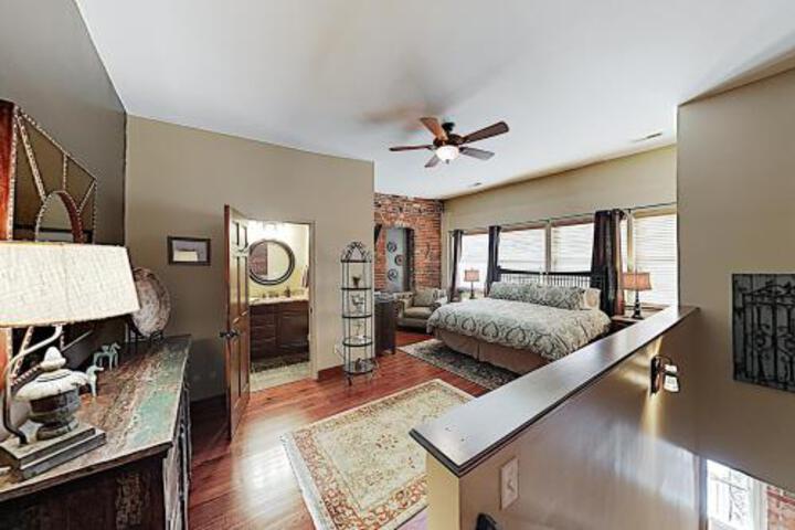 5 Star Luxurious Urban Loft Apartment In The Heart Of Asheville Condo - thumb 3