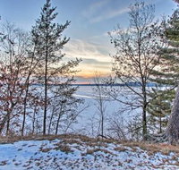 Waterfront Retreat on 2 Acres w / Deck  View - Accommodation Dallas