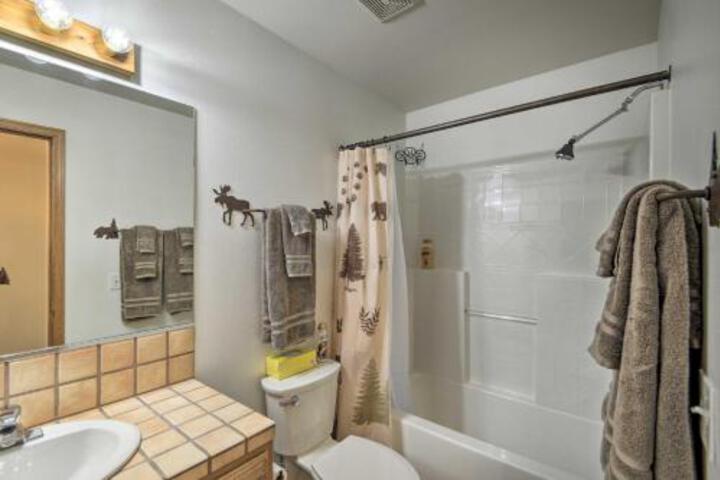 Rustic Home With Deck Near Fishing & Downtown! - thumb 4