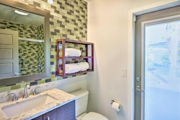 Luxe Palm Springs Oasis With Backyard Lounge - thumb 0