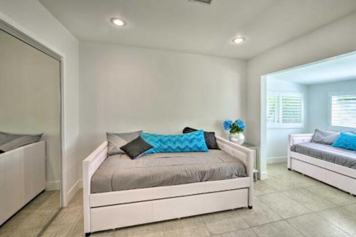 Luxe Palm Springs Oasis With Backyard Lounge - thumb 5