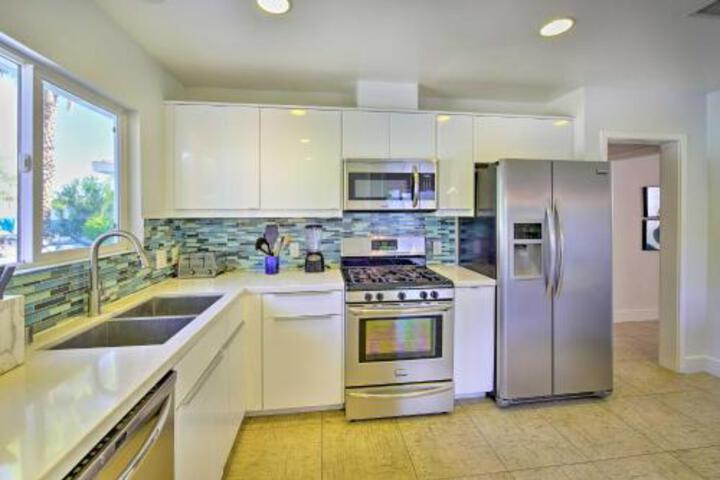 Luxe Palm Springs Oasis With Backyard Lounge - thumb 1