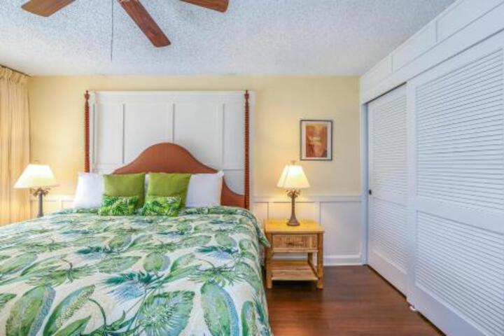 Beautifully Upgraded Full Kitchen Comfy King Bed AC Condo - thumb 4