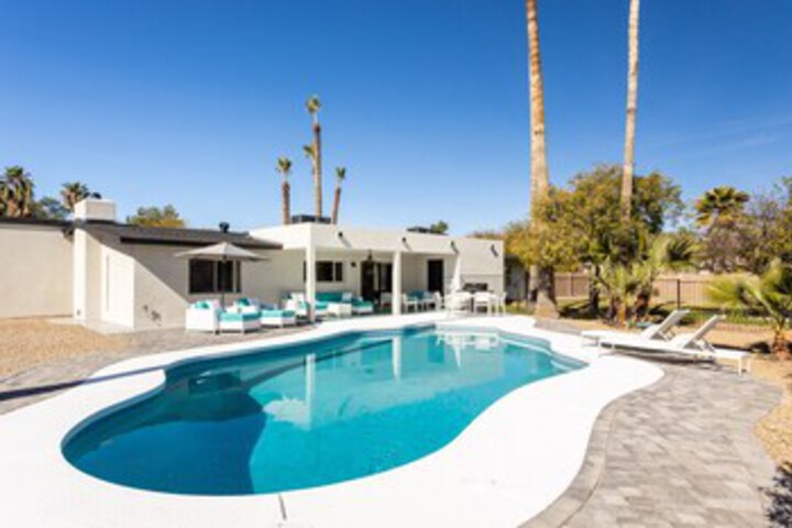 New Listing! Modern 3324 Square Foot Getaway W / Pool 5 Bedroom Home - thumb 0