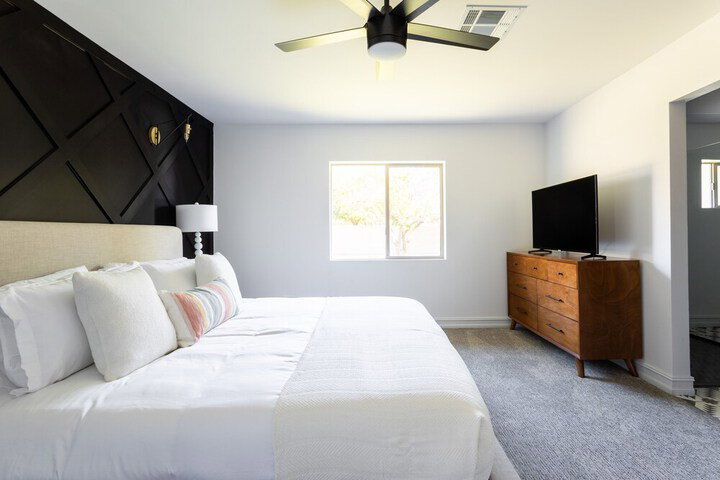 New Listing! Modern 3324 Square Foot Getaway W / Pool 5 Bedroom Home - thumb 3