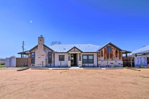 Modern Hill Country Hideaway Near Wineries! - thumb 2
